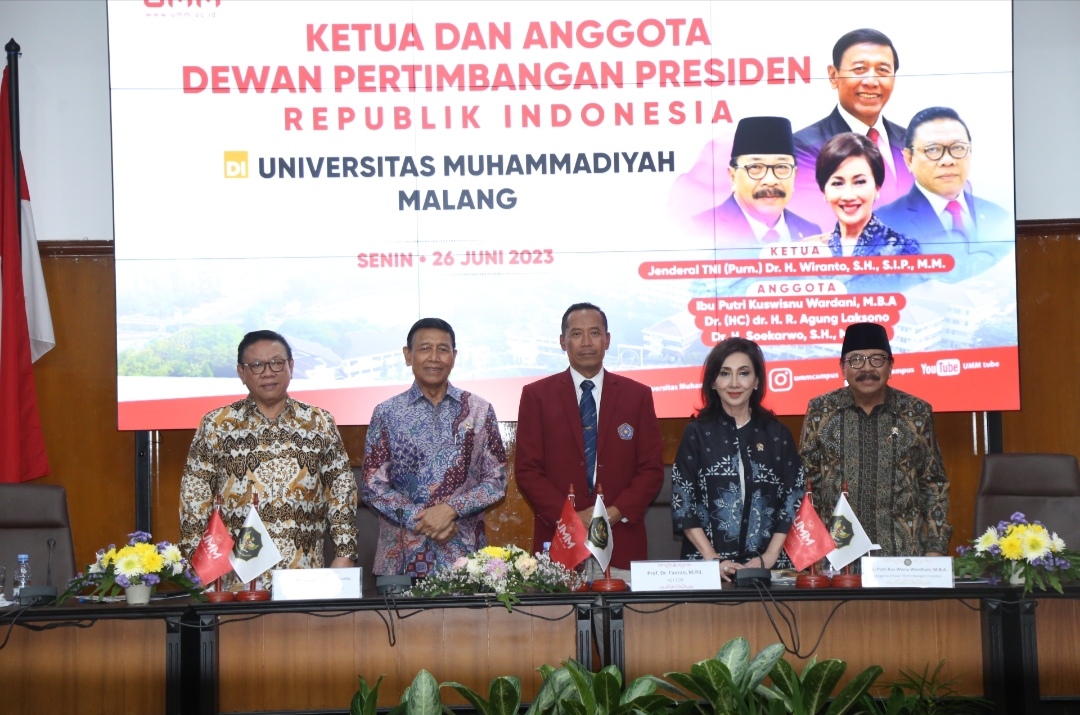 Rektor UMM Prof Dr Faizan MPd (tengah) bersama Ketua Wantimpres RI Jend TNI (Pur) Wiranto (dua dari kiri) dan tim di kampus UMM, kemarin (26/6)