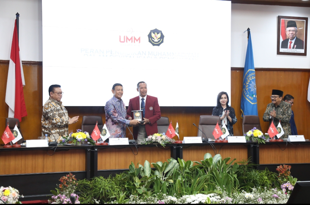 Rektor UMM Prof Dr Fauzan MPd menyerahkan tanda mata kepada Ketua Wantimpres RI Jend TNI (Pur) Wiranto