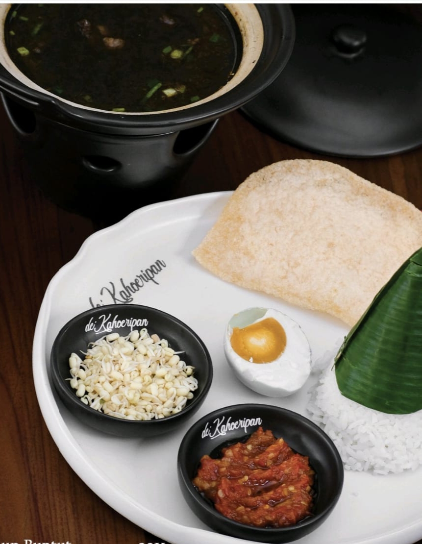 Rawon, menu khas dengan kuah hitam ini juga menjadi salah satu sajian de