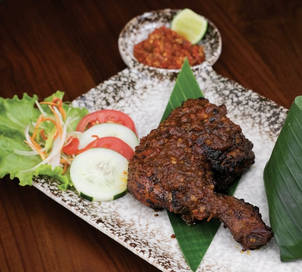 Masakan olahan ayam dengan bumbu rempah khas Indonesia
