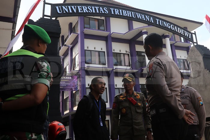 Petugas gabungan dari unsur Polri, TNI, dan Satpol PP berjaga di depan kampus Universitas Tribhuwana Tunggadewi (Unitri), kemarin siang.