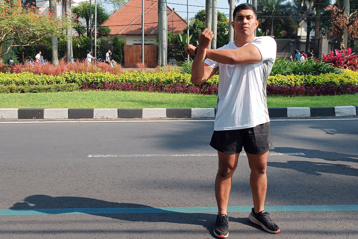 Depri Satriawan memandu puluhan orang menjalani olahraga Freeletics di Jalan Ijen, Minggu pagi (25/6).