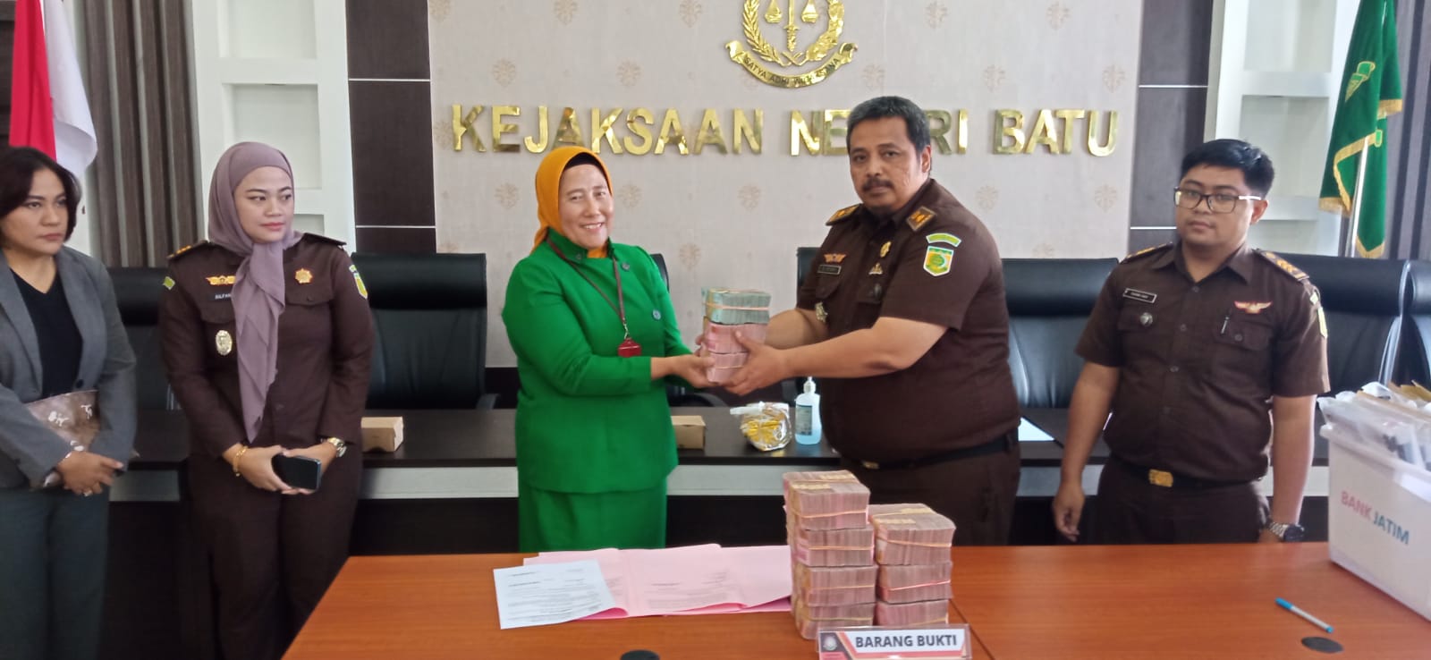 UANG NEGARA: Jaksa Kejari Batu menyerahkan pengembalian uang hasil korupsi ke Bank Jatim, (27/6).