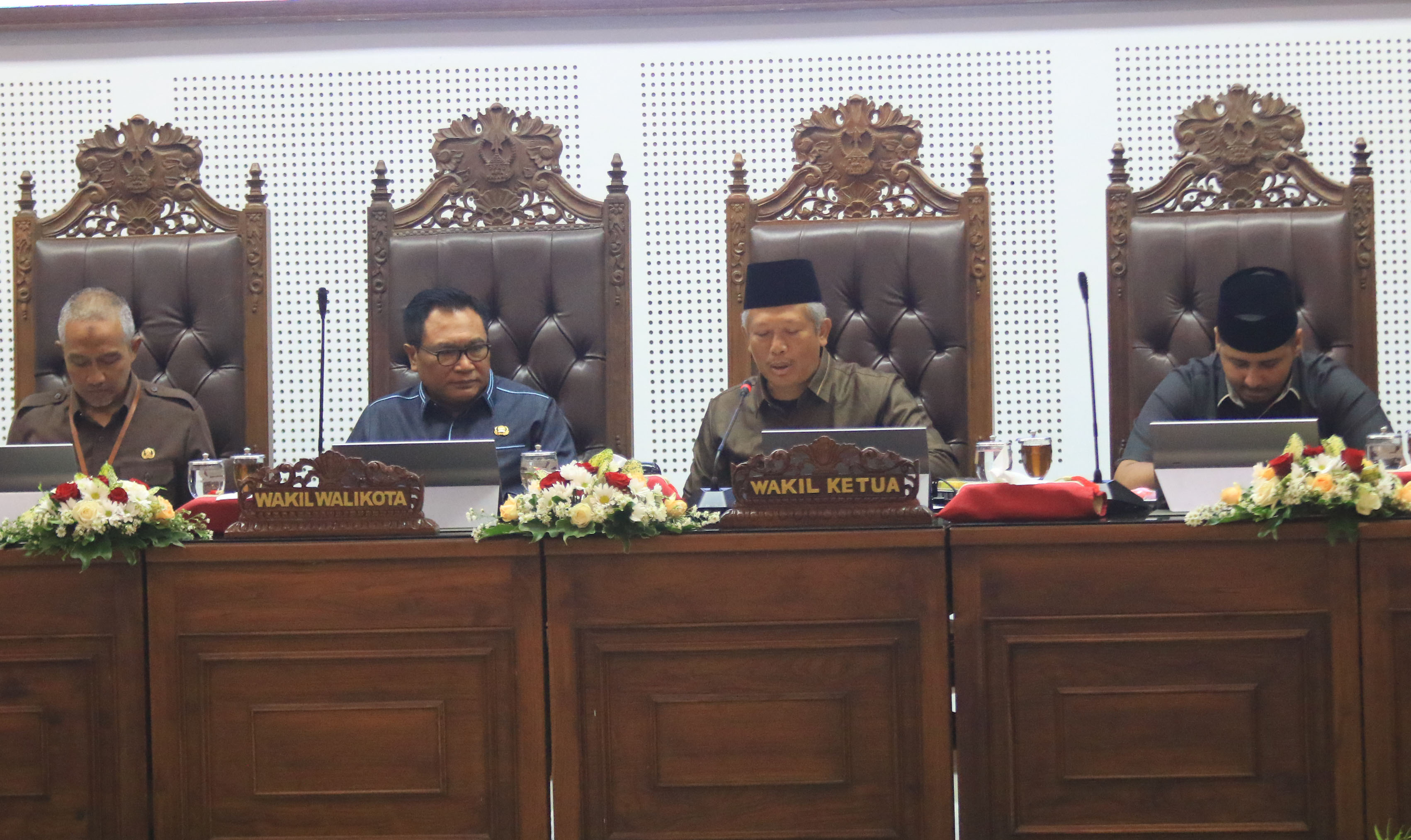 BAHAS BERSAMA: Wakil Ketua II DPRD Kota Malang Asmualik (dua dari kanan) memimpin rapat paripurna, Selasa lalu. (suharto/radar malang)