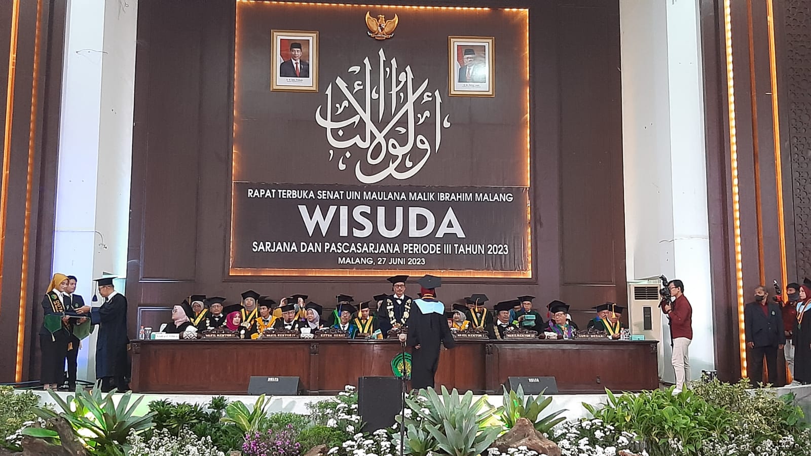 Prosesi wisuda sarjana dan pascasarjana periode 3 tahun 2023 UIN Maulana Malik Ibrahim di Gedung Sport Center, kemarin (27/6)