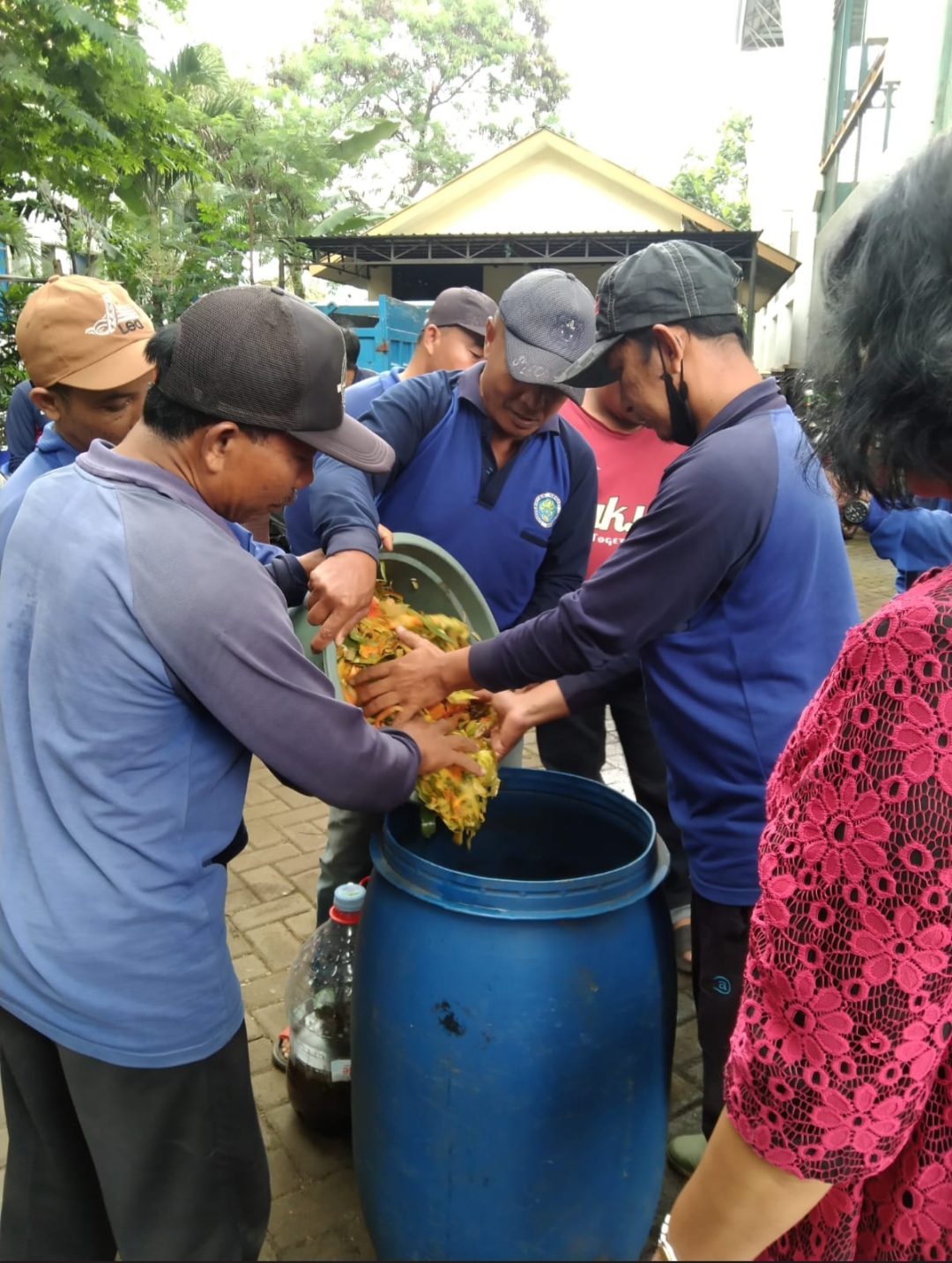 Proses awal pembuatan biomol atau fermentasi limbah organik oleh tim tendik dan bagian lingkungan UM