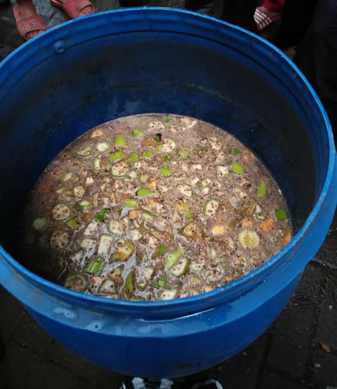 Fermentasi sampah organik di dalam tong besar, butuh waktu sekitar satu bulan sebelum biomol bisa dipanen