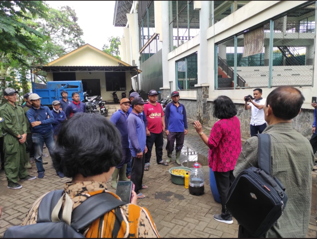 Ketua tim Green Force UM Prof Dr Sumarmi (dua dari kanan/kemeja merah) memberikan pengarahan kepada tim tendik dan bagian lingkungan tentang step-step pembuatan biomol