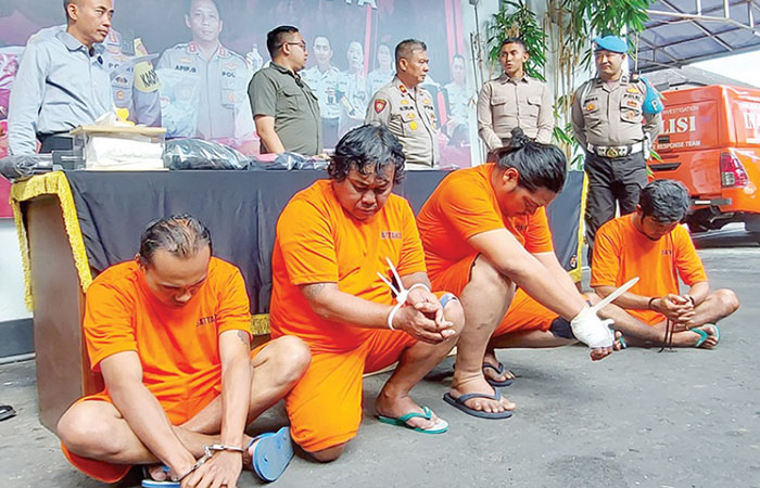 Empat pelaku tertunduk di halaman Mapolresta Malang Kota kemarin (27/6). Mereka ditangkap sehari setelah membunuh Arifin, teknisi sound system asal Bakalankrajan.