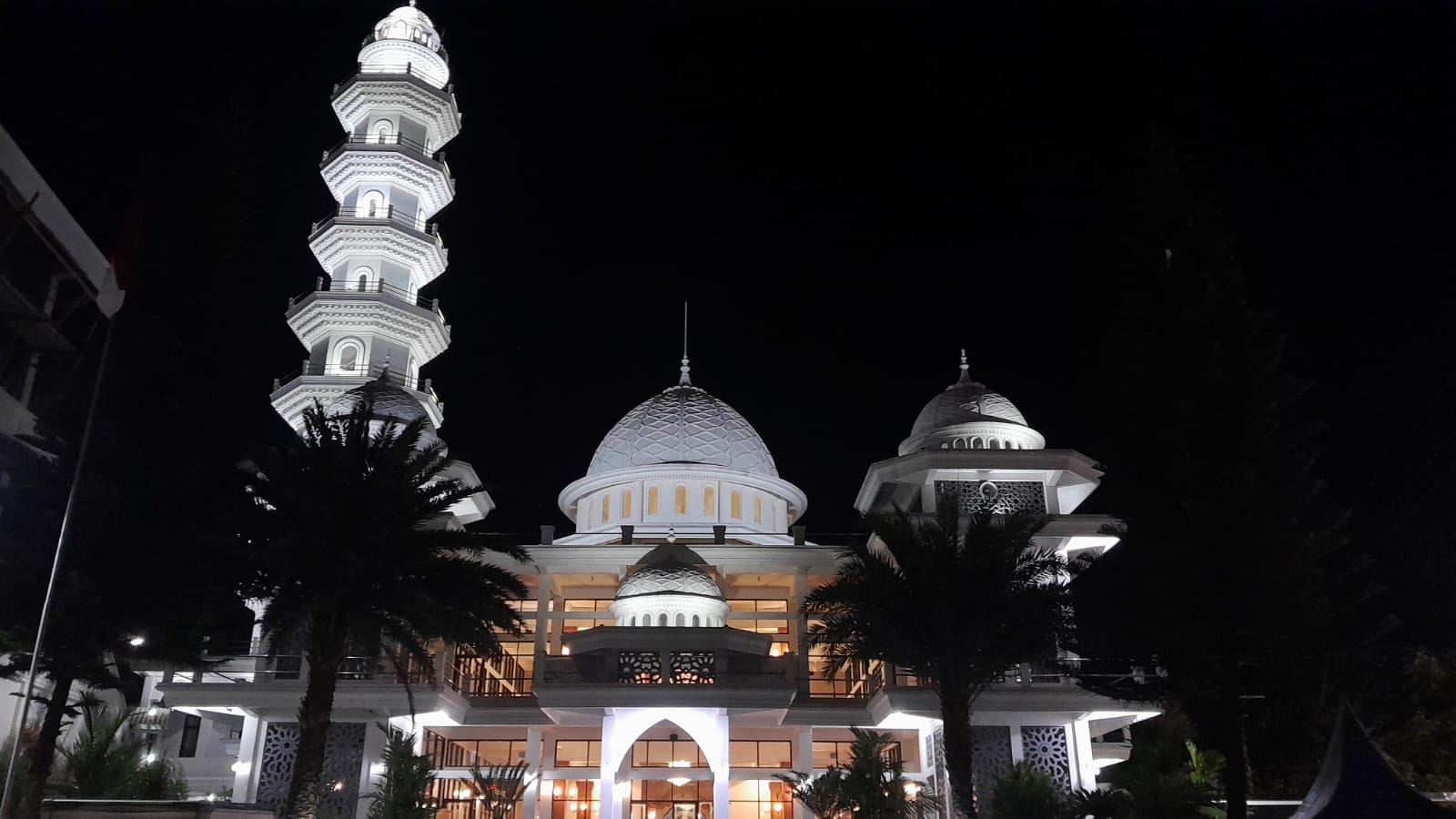 IKONIK: Masjid Putih Darush Sholihin di Jalan Pattimura Kota Batu dinobatkan sebagai salah satu masjid terbersih di Jawa Timur.