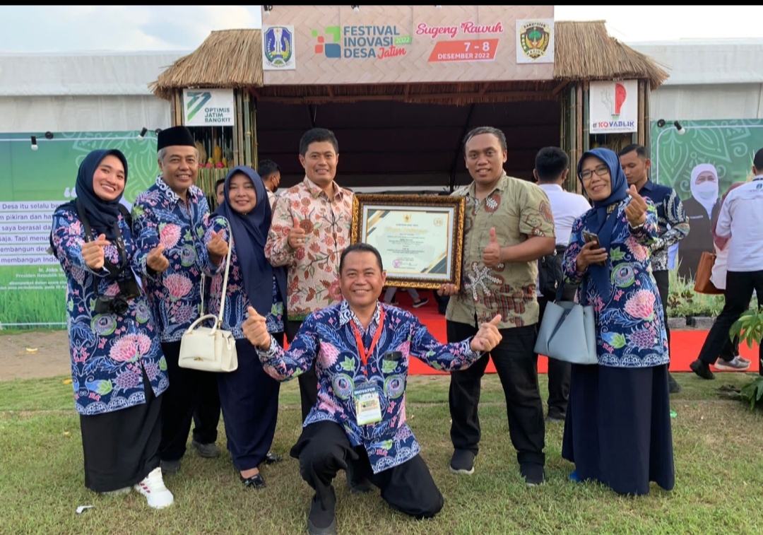 Kepala Disdikbud Kota Malang Suwarjana SE MM (empat dari kiri) bersama jajaran usai menerima penghargaan inovasi Jarik Ma