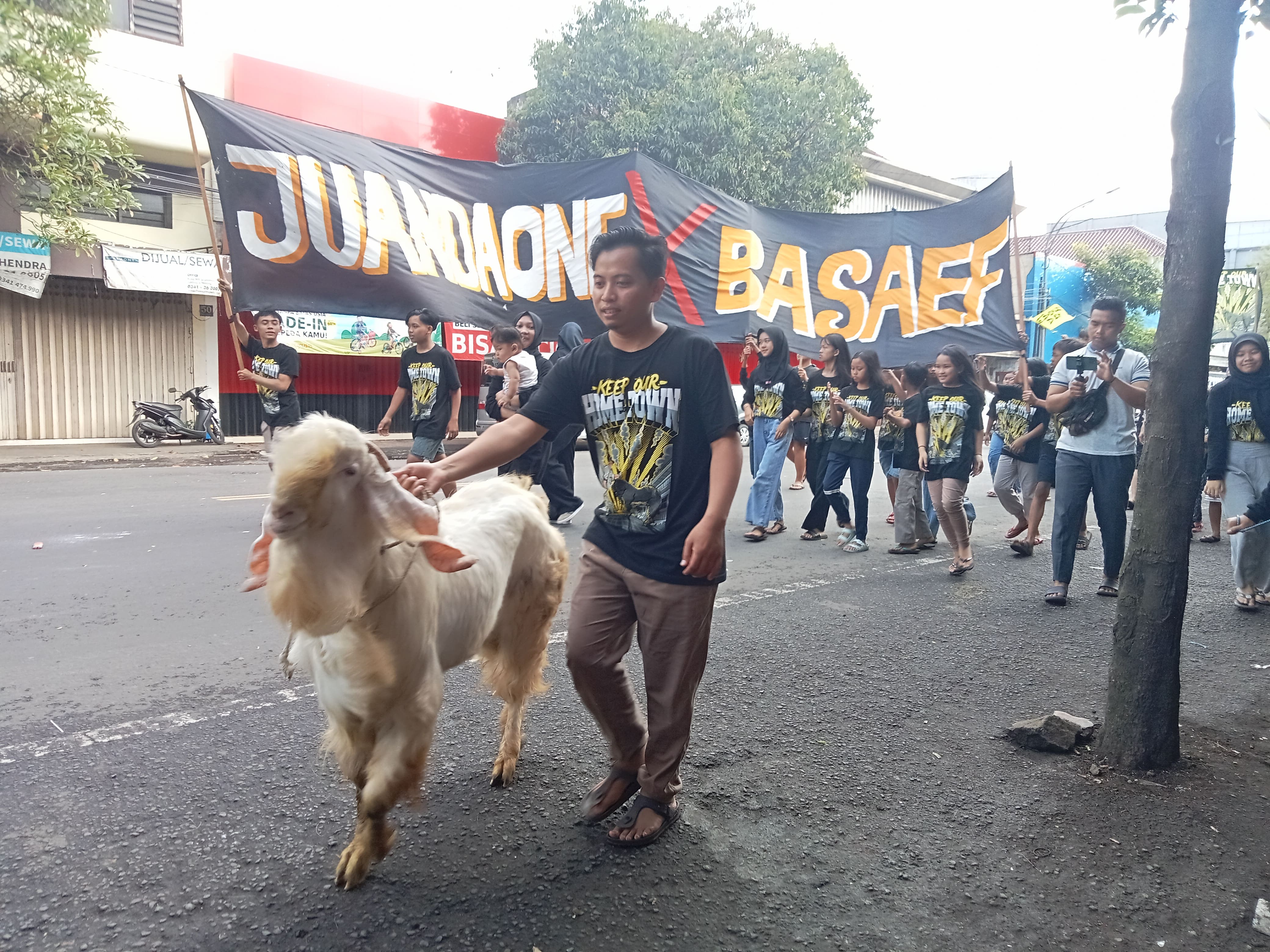 ANTUSIAS: Ratusan warga Jalan Gatot Subroto Gang 1 mengarak kambing sebelum disembelih, kemarin (29/6). Tradisi arak-arak berlangsung sejak lima tahun lalu.