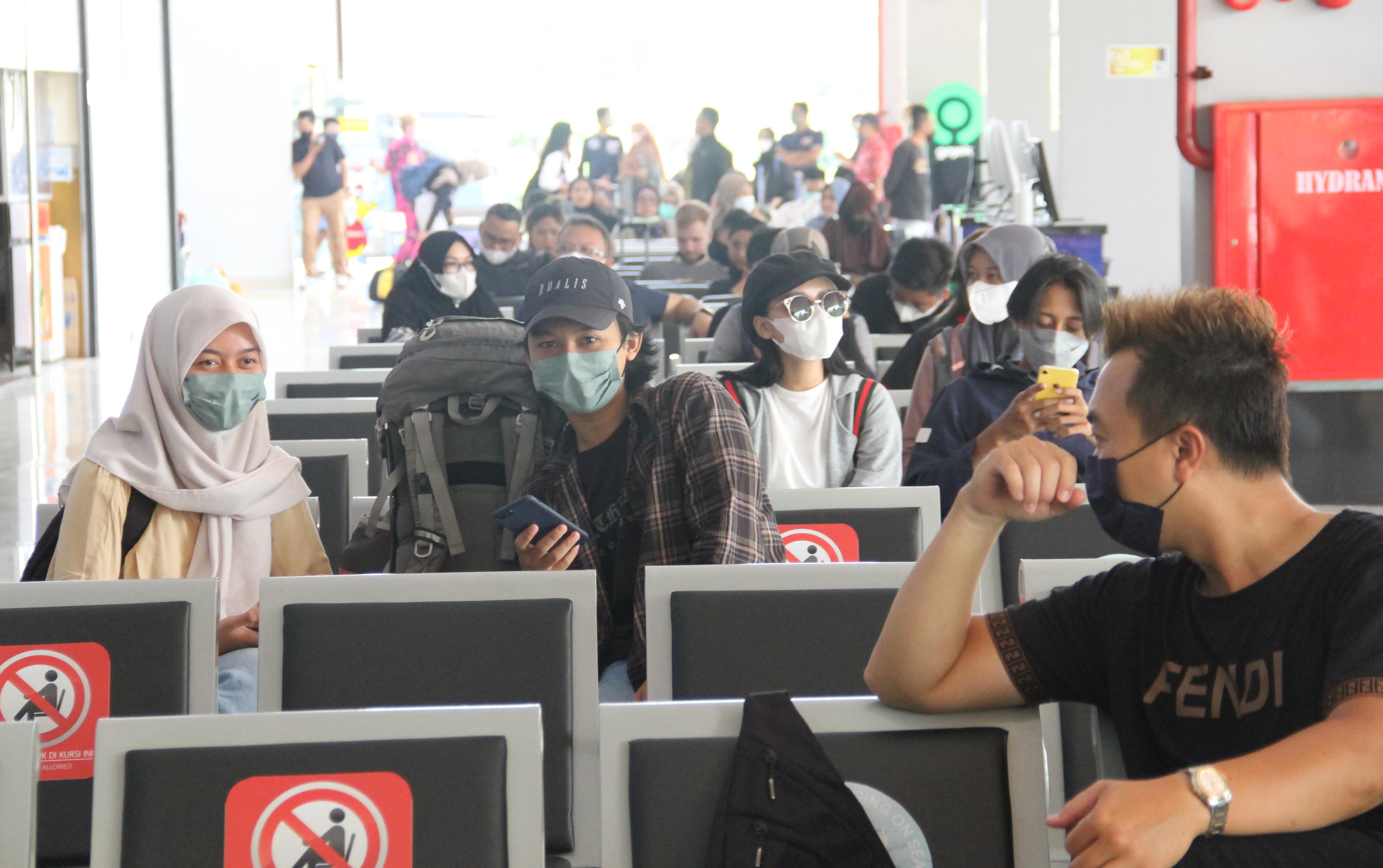 EFEK LIBUR PANJANG: Para penumpang kereta api menunggu keberangkatan di ruang tunggu Stasiun Malang Kota Baru, kemarin. (suharto/radar malang)