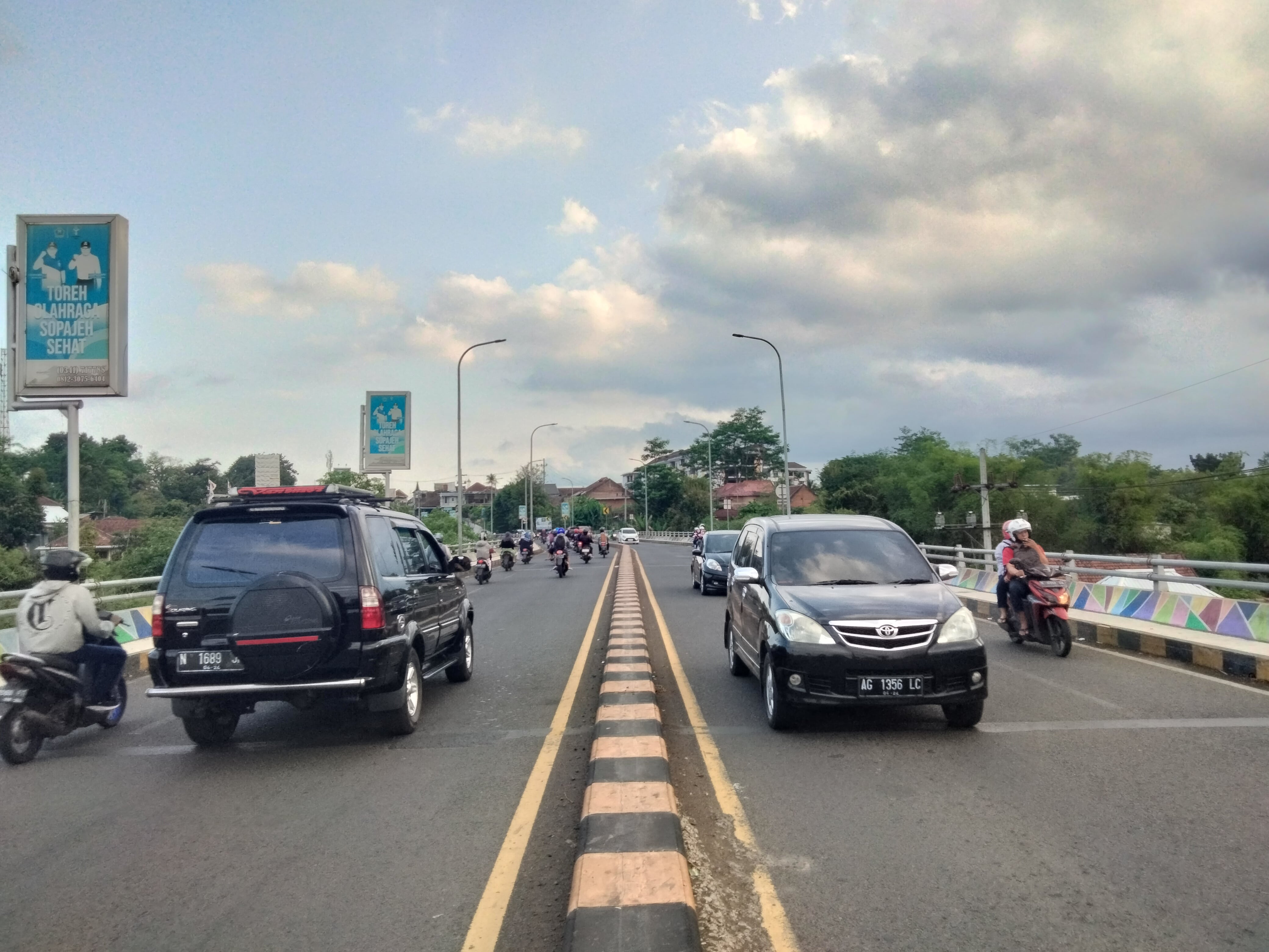 ARUS LALIN: Kendaraan melintas di Jembatan Kedungkandang, kemarin (30/6). Kawasan tersebut bakal dilebarkan untuk mengurai kemacetan.