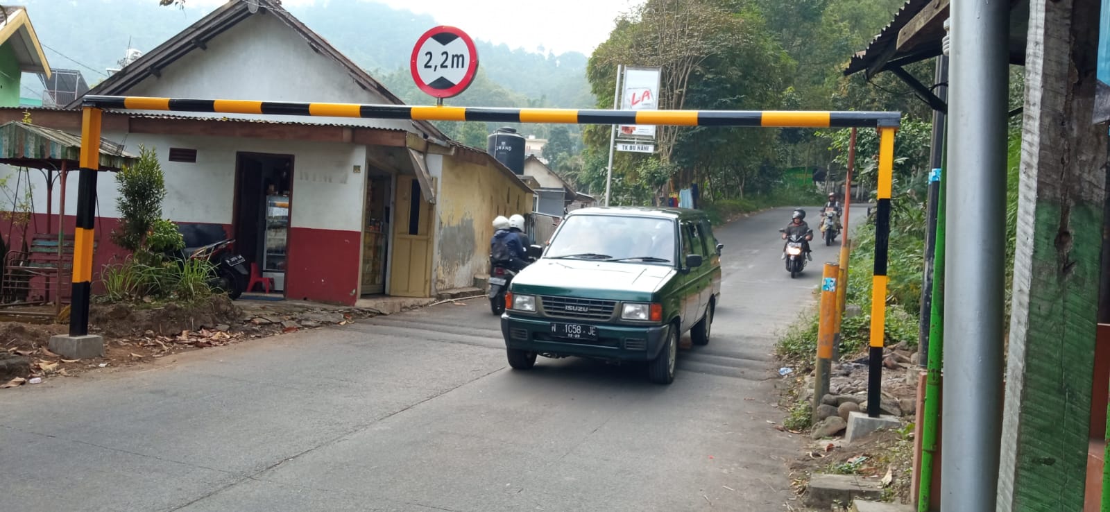 DARI PUJON: Mobil Panther melaju dari Pujon menuju Batu lewat Klemuk.