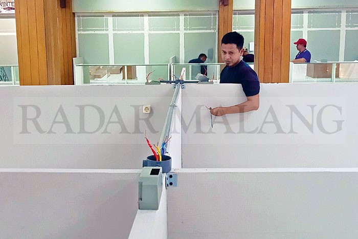 Para pekerja mengebut pengerjaan etalase di lantai 2 Sarinah, kemarin (30/6). Etalase tersebut disiapkan untuk tenant yang terdampak kebakaran Malang Plaza.