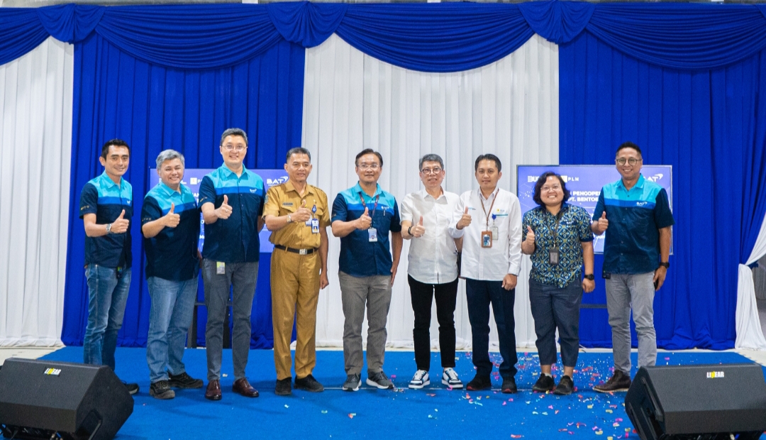 ENERGI ALTERNATIF:  Kabid energi Dinas ESDM Provinsi Jatim Rendy Herdijanto SE MAK (empat dari kiri), Manajer UP3 Malang PT PLN Miftachul Farqi Faris (tiga dari kiri) bersama jajaran Bentoel Group