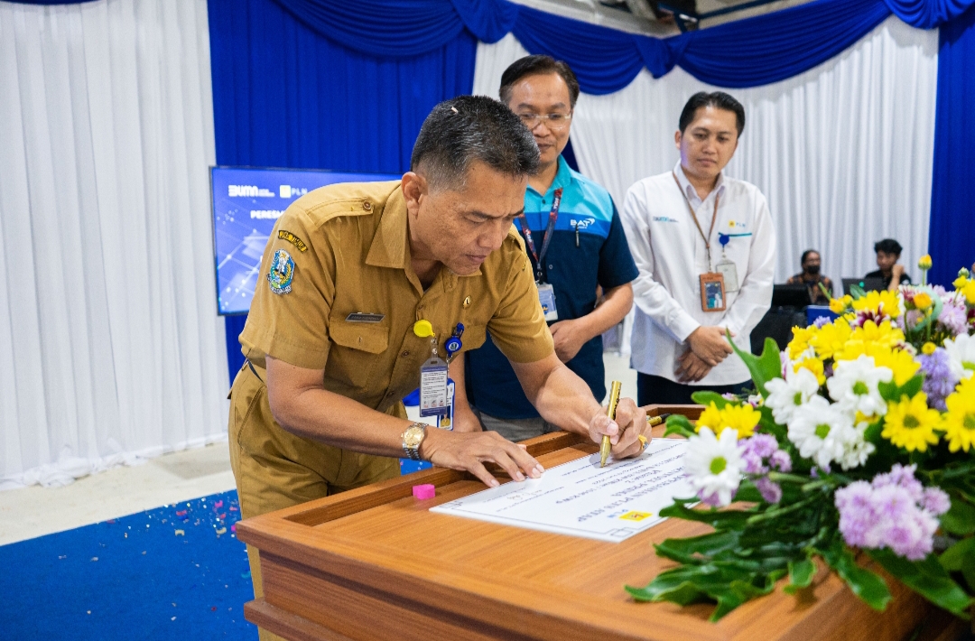 Penandatanganan prasasti peresmian pengoperasian PLTS Atap Tahap 2 oleh Kabid  energi Dinas ESDM Provinsi Jatim disaksikan head of engineering Bentoel Group Moh Ali Mahmudin dan Manajer UP3 PLN Malang