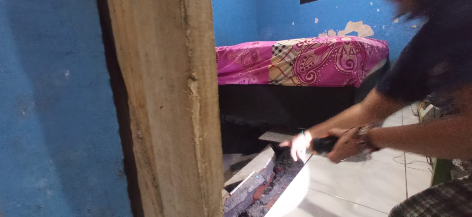 RUSAK: Lantai kamar rumah milik Agus Susanto ambles.