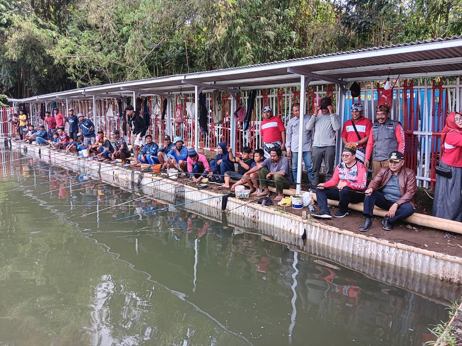 WISATA MANCING: Bupati Malang H M. Sanusi (kiri) dan Wabup Didik Gatot Subroto ikut mancing bareng warga di Desa Wisata Undaan, Kecamatan Turen, kemarin (4/7). (Indah Mei Yunita/Radar Malang)