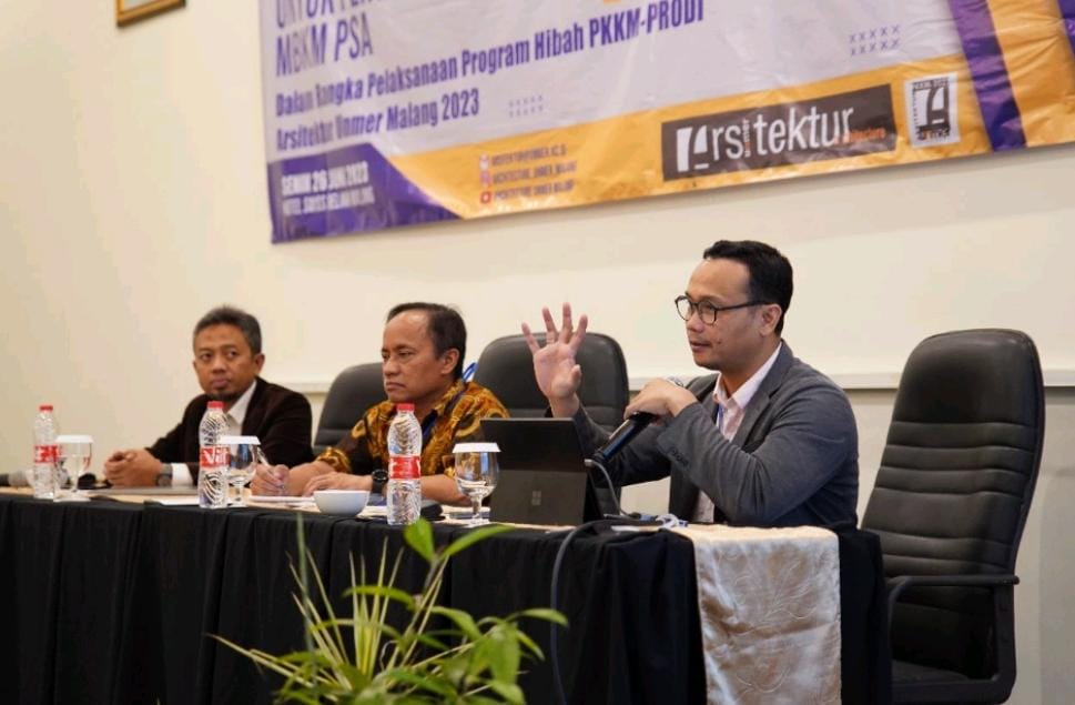 Dr Yulianto P. Prihatmaji, dosen prodi arsitektur UII yang juga ketua Aptari memberikan paparan tentang konsep green archipreneurship