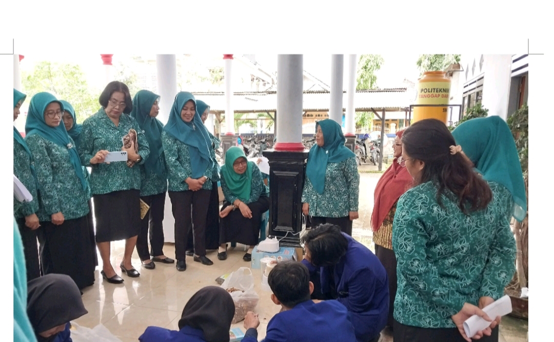 PENGABDIAN:  Suasana pelatihan pembuatan pupuk organik oleh tim FMIPA UM di Desa Tempursari, Kecamatan Donomulyo, Kabupaten Malang
