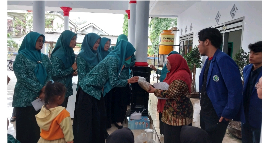 Penyerahan produk oleh tim Pengabdian kepada Masyarakat FMIPA UM kepada ibu-ibu PKK peserta pelatihan