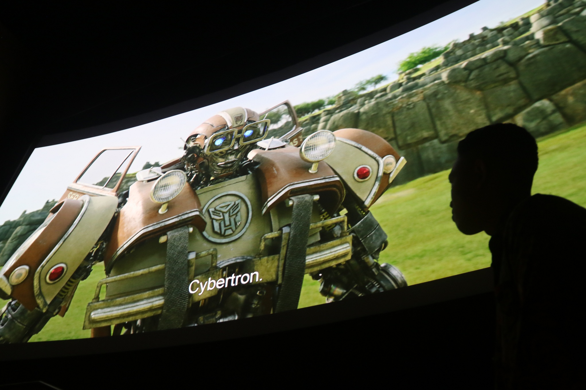 BOOMING: Seorang petugas Mopic Cinemas mengecek layar bioskop. (darmono/radar malang)