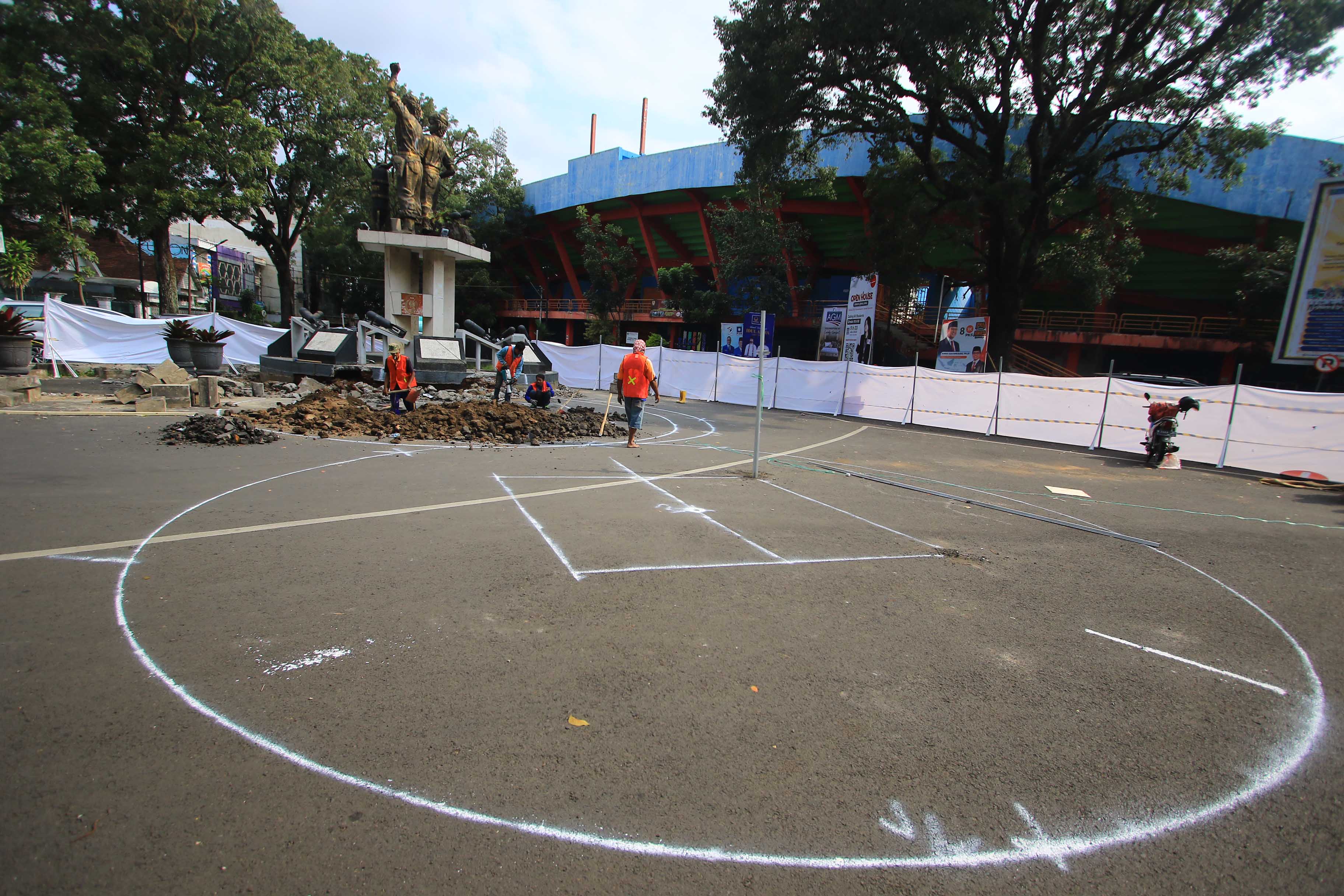 HARI PERTAMA: Revitalisasi monumen Tentara Genie Pelajar (TGP) di simpang Jalan Semeru - Jalan Tangkuban Perahu mulai digarap, kemarin. Beberapa pekerja menandai lokasi baru setelah dilakukan penggese