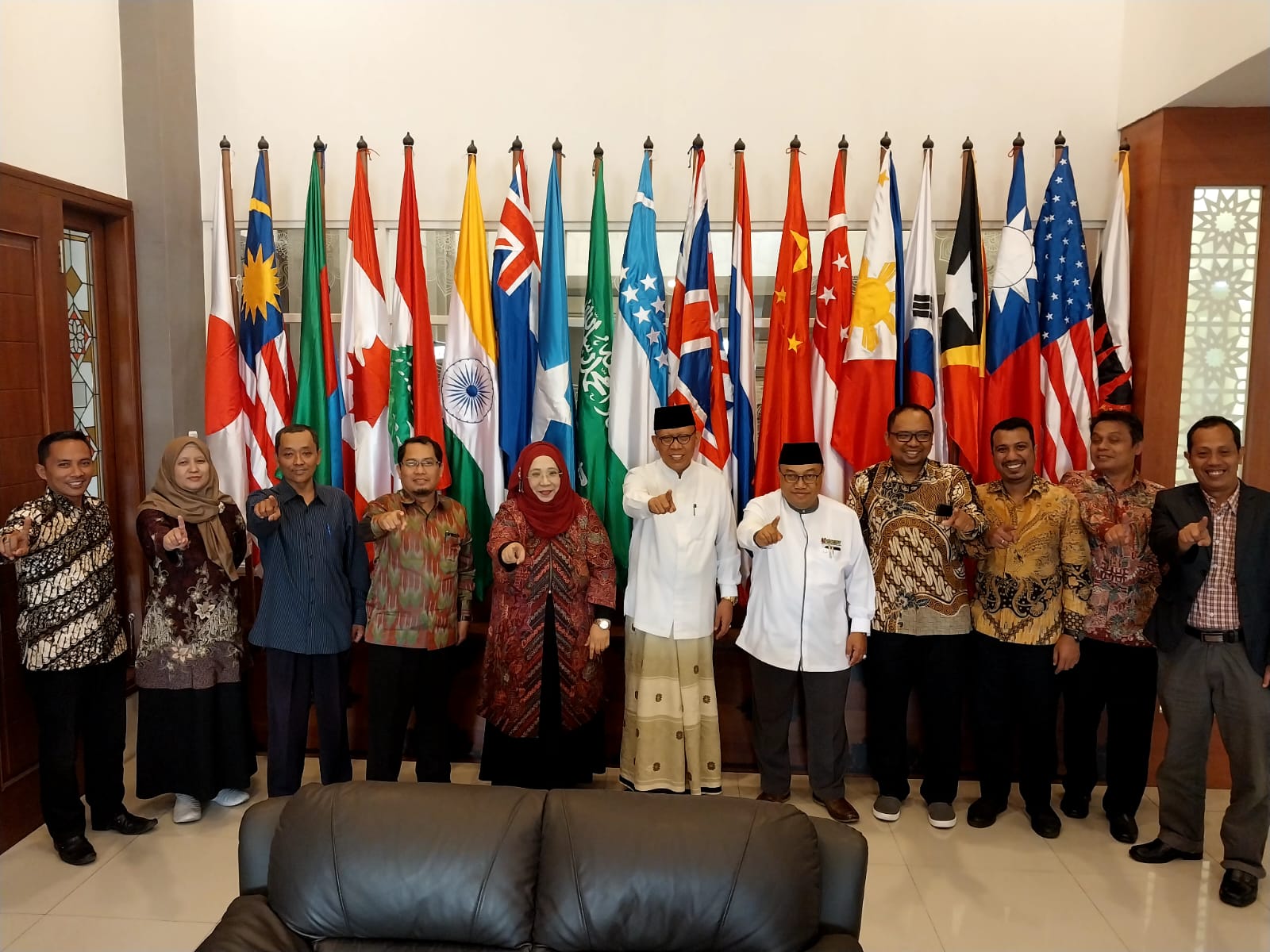 Rektor Unisma Malang Prof Dr Maskuri MSi (tengah) bersama jajaran dekatan FEB penuh optimistis menatap masa depan pendidikan berkelas dunia yang lebih cerah