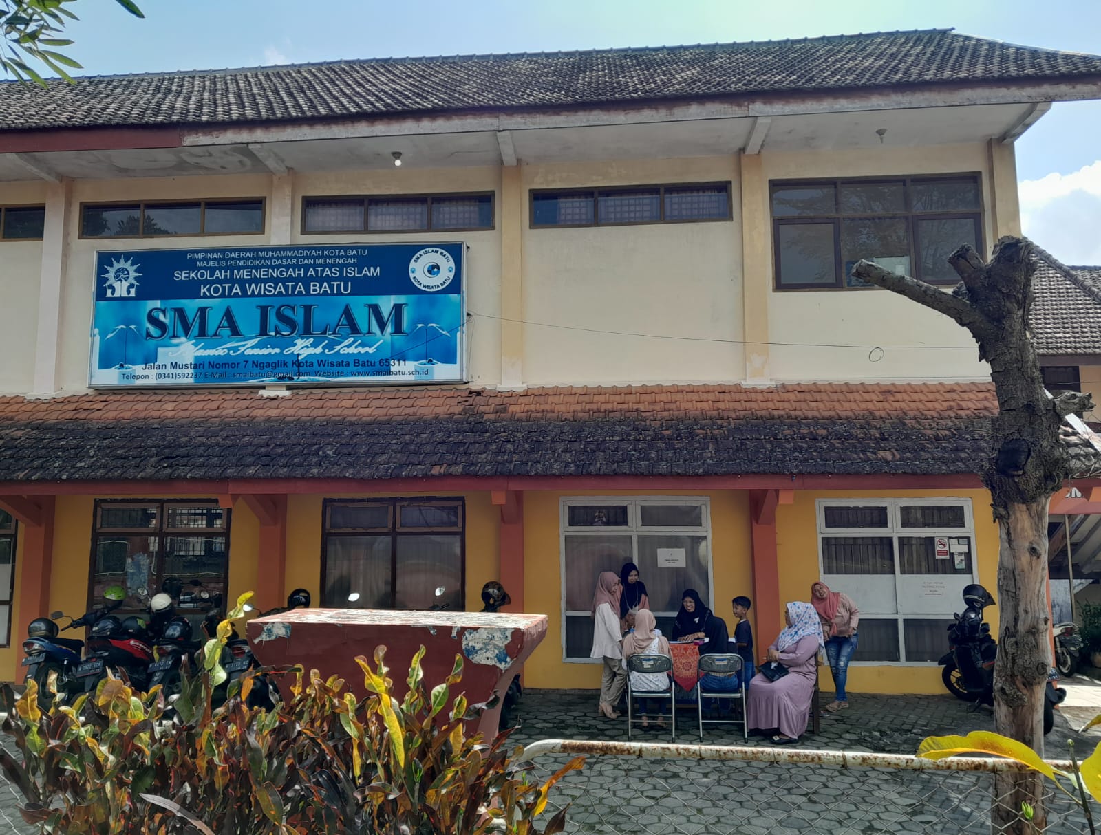 CALON SISWA BARU: Sejumlah lulusan SMP mendaftar di SMA Islam Kota Batu.