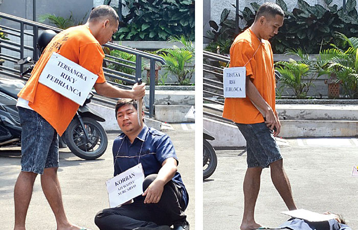 Riky Febrianca menusuk Aji Wahyu Nurcahyono yang hendak bangkit setelah terjatuh dalam reka adegan di Polresta Malang Kota kemarin.