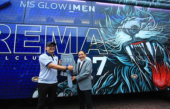 General Manager Arema FC Yusrinal Fitriandi (kiri) secara simbolis menerima hibah bus dari J99Corp yang disampaikan Sidik Widjanarko, kemarin.