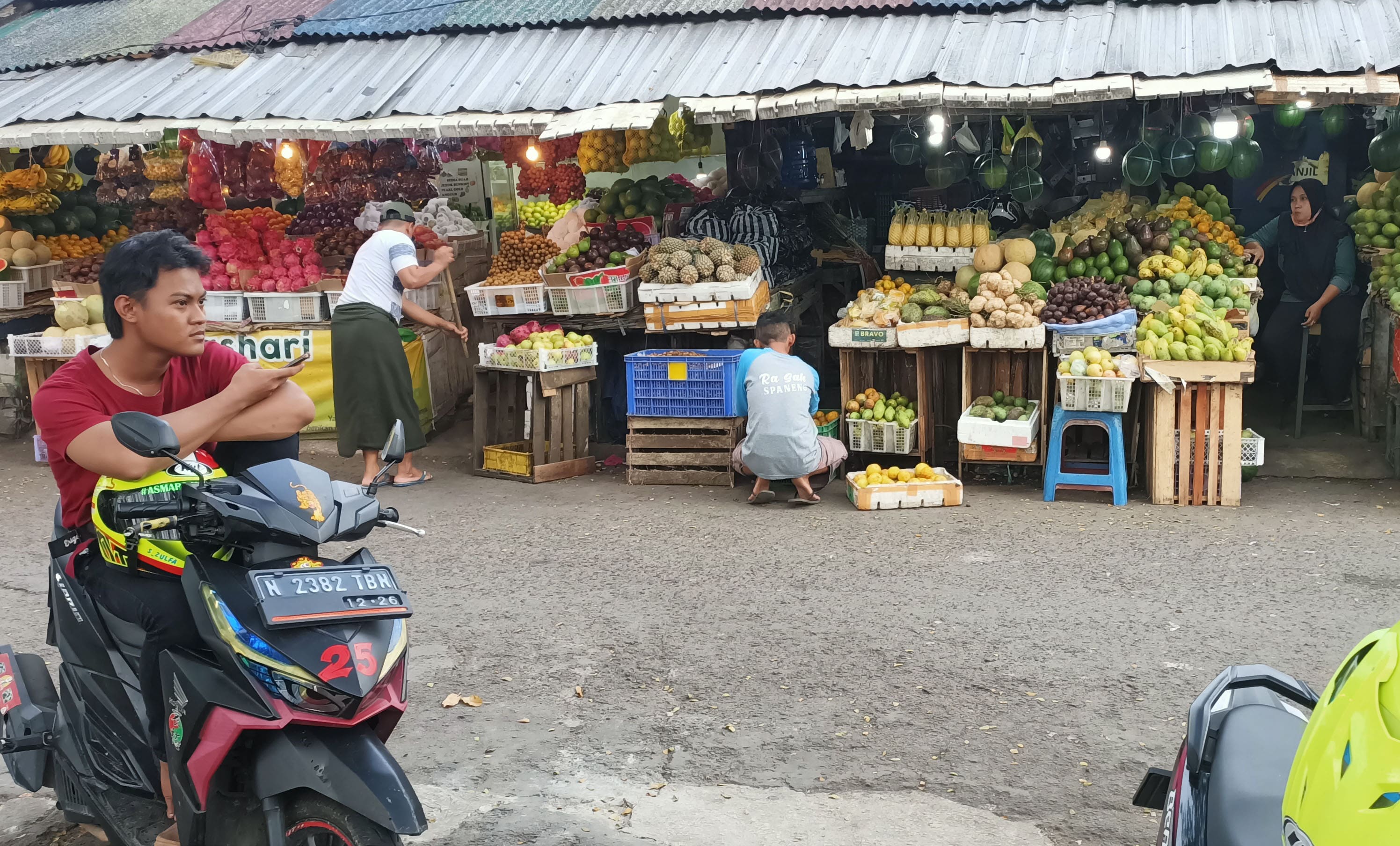 TUNGGU PEMBANGUNAN: Beberapa pedagang buah di Pasar Blimbing menyiapkan barang dagangannya untuk pelanggan, kemarin.