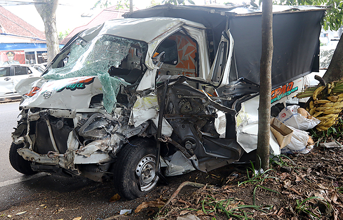 Mobil Daihatsu Gran Max Bernopol N 8790 EQ yang terlibat kecelakaan diamankan di halaman Unit Laka Satlantas Polresta Malang Kota, Jalan Dr Cipto, Klojen kemarin (5/7).