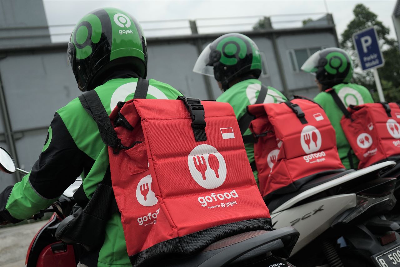 Driver GoJek mengantar pesanan GoFood