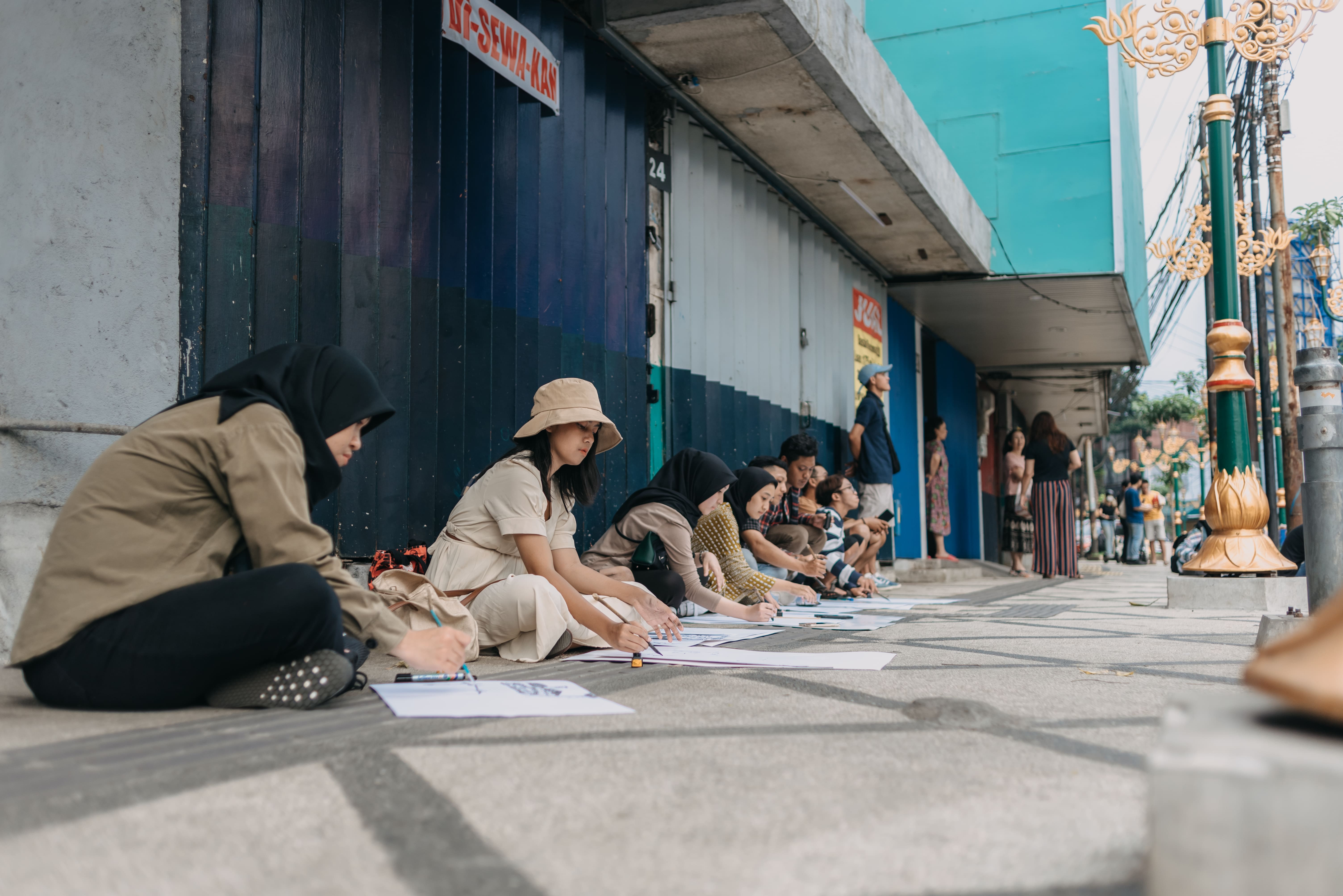 BERKREASI: Anggota komunitas penjelajah sejarah belajar membuat sketsa di kawasan Kajoetangan, Jalan Basuki Rahmat.