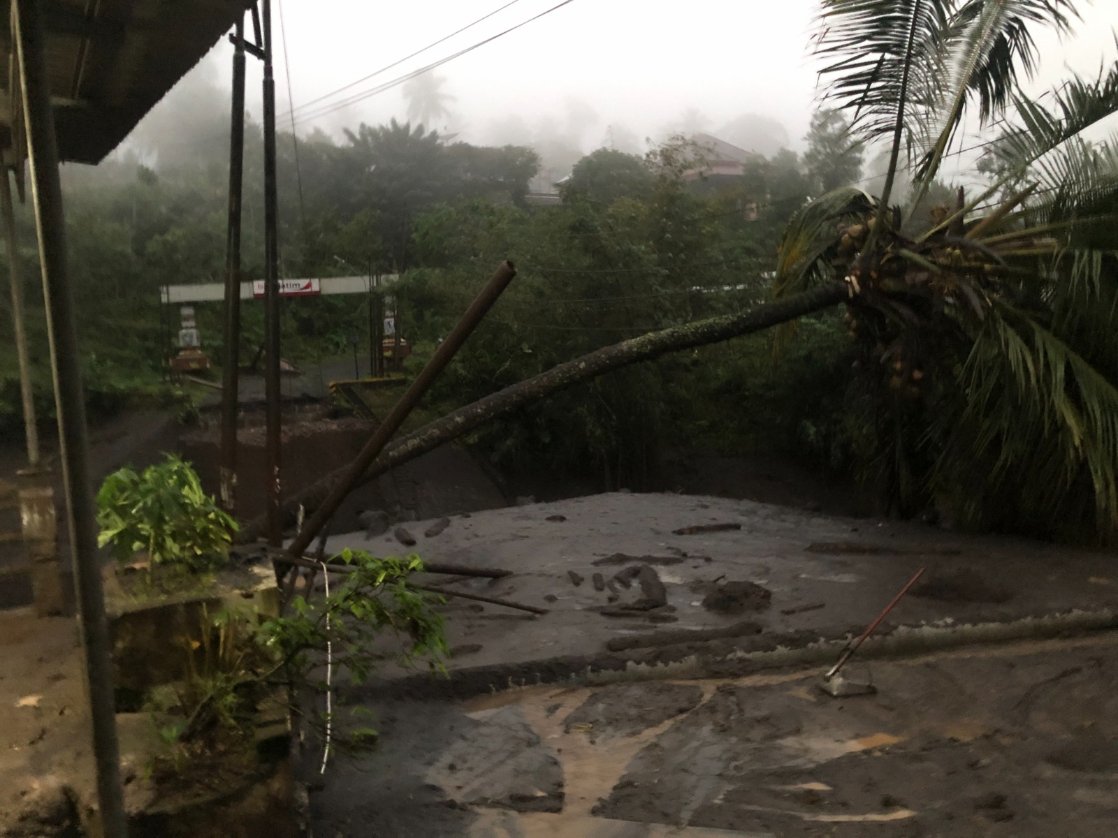 Jembatan Glidik II perbatasan Kabupaten Malang dan Kabupaten Lumajang hilang diterjang banjir kemarin.