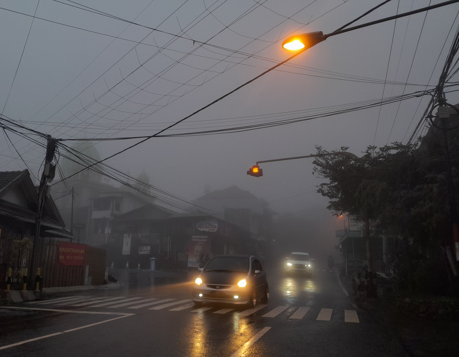 Kendaraan di Jalan Raya Tulungrejo, Kecamatan Bumiaji, Kota Batu mayoritas menyalakan lampu lantaran pandangan terhalang kabut tebal, kemarin (7/7)