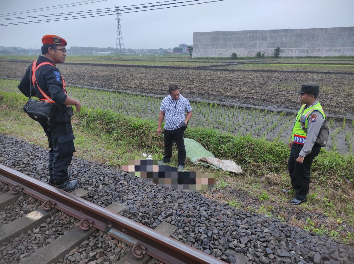 MENINGGAL DUNIA: Korban terlindas kereta masih tergeletak di TKP.