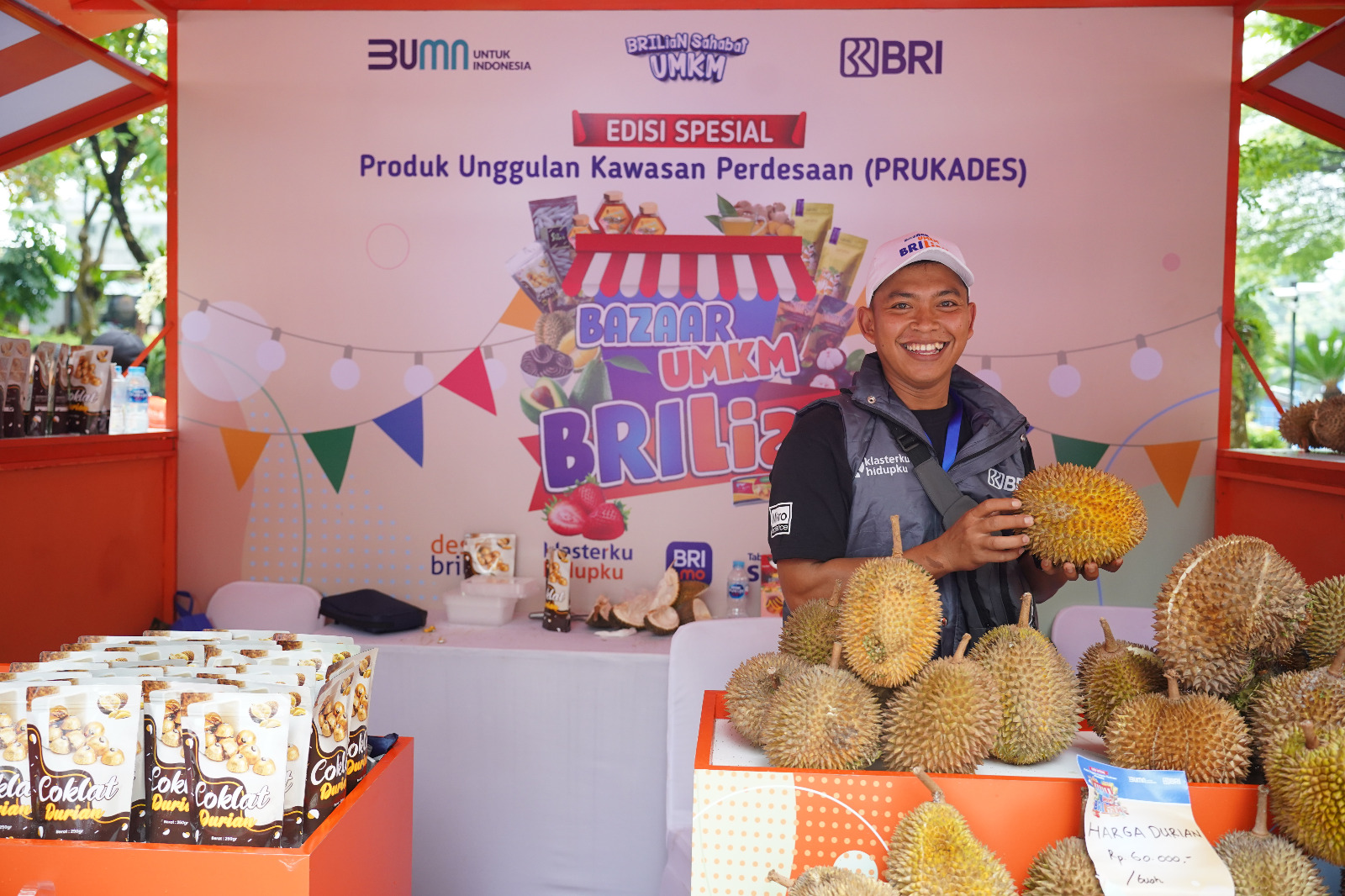 Salah satu warga menunjukkan durian unggulan. BRI mendukung potensi desa.