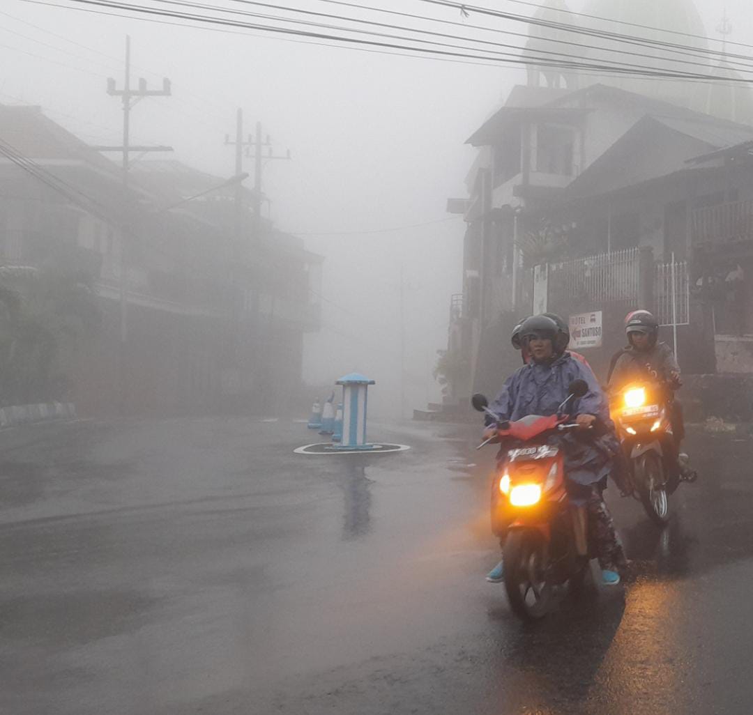 HALANGI PANDANGAN: Kabut tebal menyelimuti wilayah Desa Tulungrejo, Bumiaji (8/7).