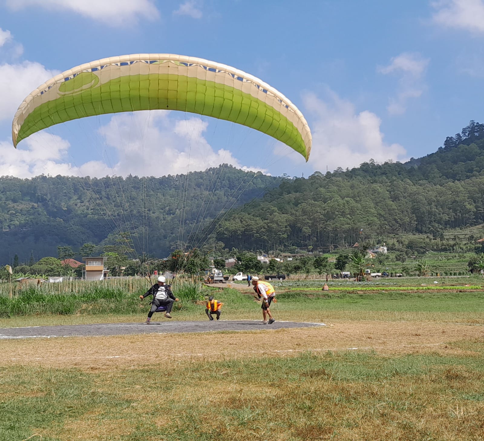 LANCAR: Salah satu atlet paralayang yang mengikuti Batu International Tourism Paragliding Festival 2023 mampu mendarat dengan baik, kemarin.