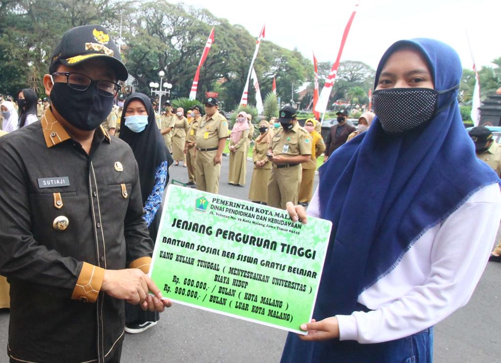 Beasiswa pendidikan tidak hanya diberikan kepada siswa  jenjang SD dan SMP, Wali Kota Malang juga mengalokasikan untuk SMA/SMK dan kuliah, terutama bagi mereka yang kurang mampu tapi berprestasi.