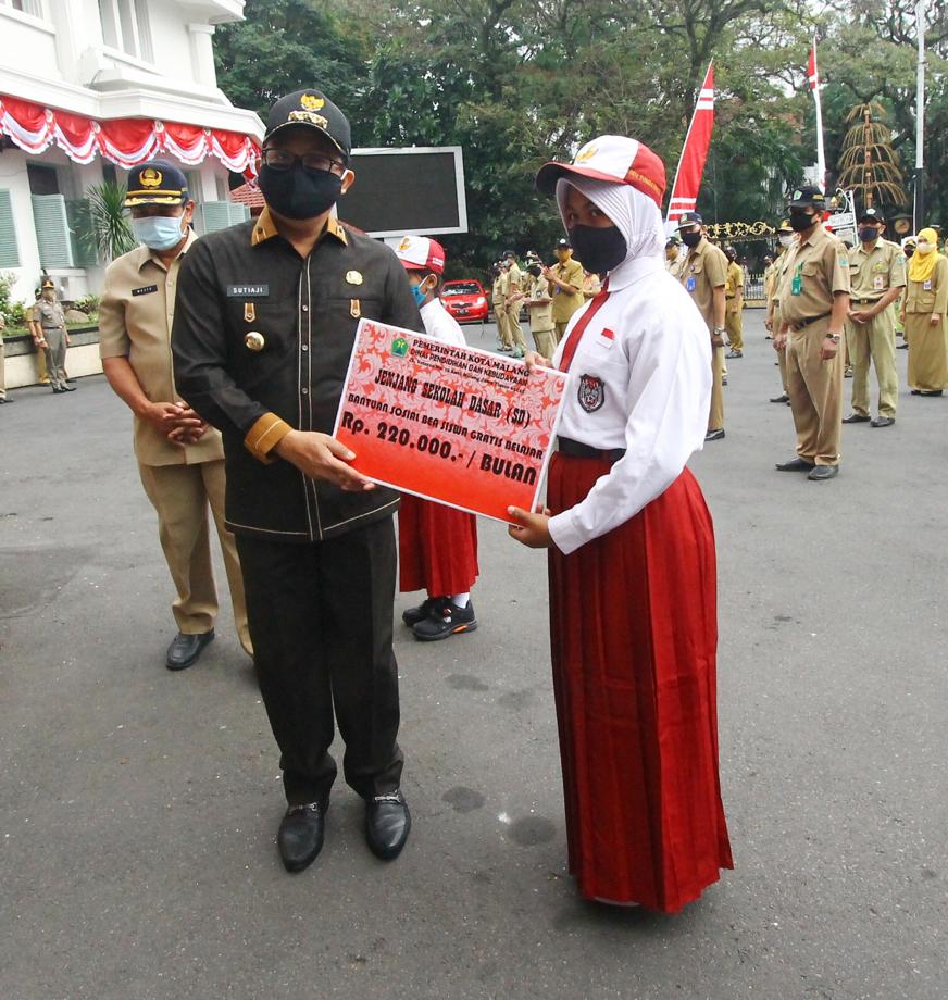 Wali Kota Malang Drs H Sutiaji memberikan beasiswa jenjang sekolah dasar kepada salah satu penerima dalam peringatan Hardiknas 2021 lalu.