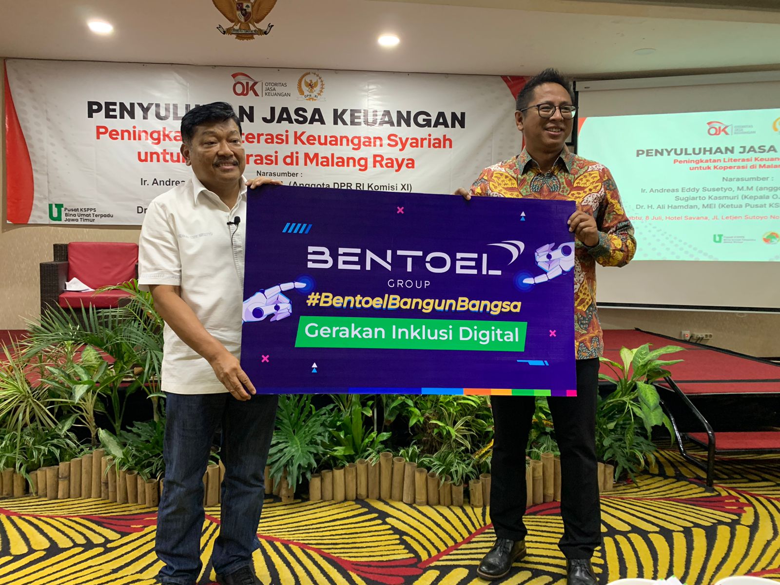 Latifu Shabur, Head of Operations Regulatory Affairs Bentoel Group (kanan) menyerahkan donasi laptop untuk UMKM kepada Andreas Eddy Susetyo MM, Sabtu (8/7).