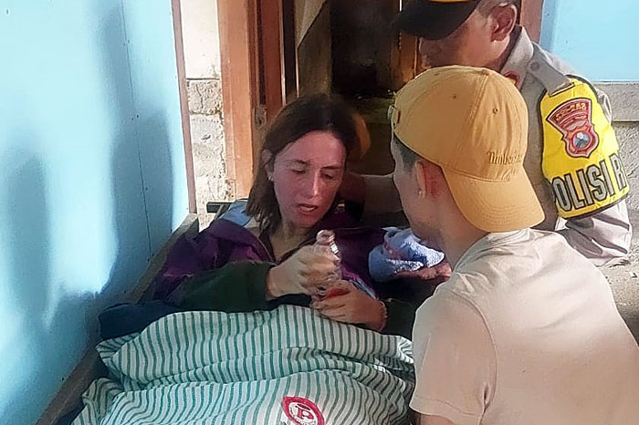 Ana Brieva Ramirez, 24, mahasiswi asing UB yang berasal dari Spanyol mendapat pertolongan medis dari petugas.