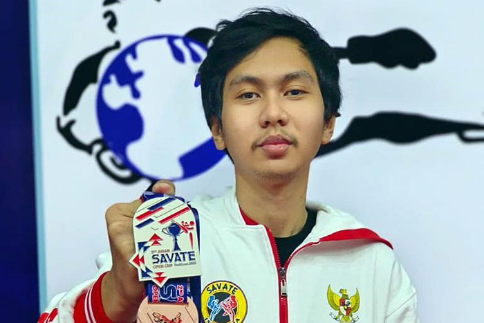 Mohammad Rafie Altamis menunjukkan medali yang dia raih dari ajang The 4th Asian Savate Championship 2023 di Uzbekistan awal Mei lalu.