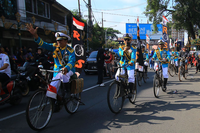 Pesepeda onthel melintas di kawasan Kajoetangan Heritage, kemarin siang. Mereka datang dari berbagai daerah di Indonesia.