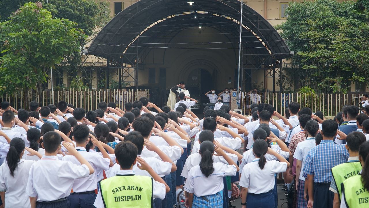 Apel pagi menandai dimulainya masa pengenalan lingkungan sekolah